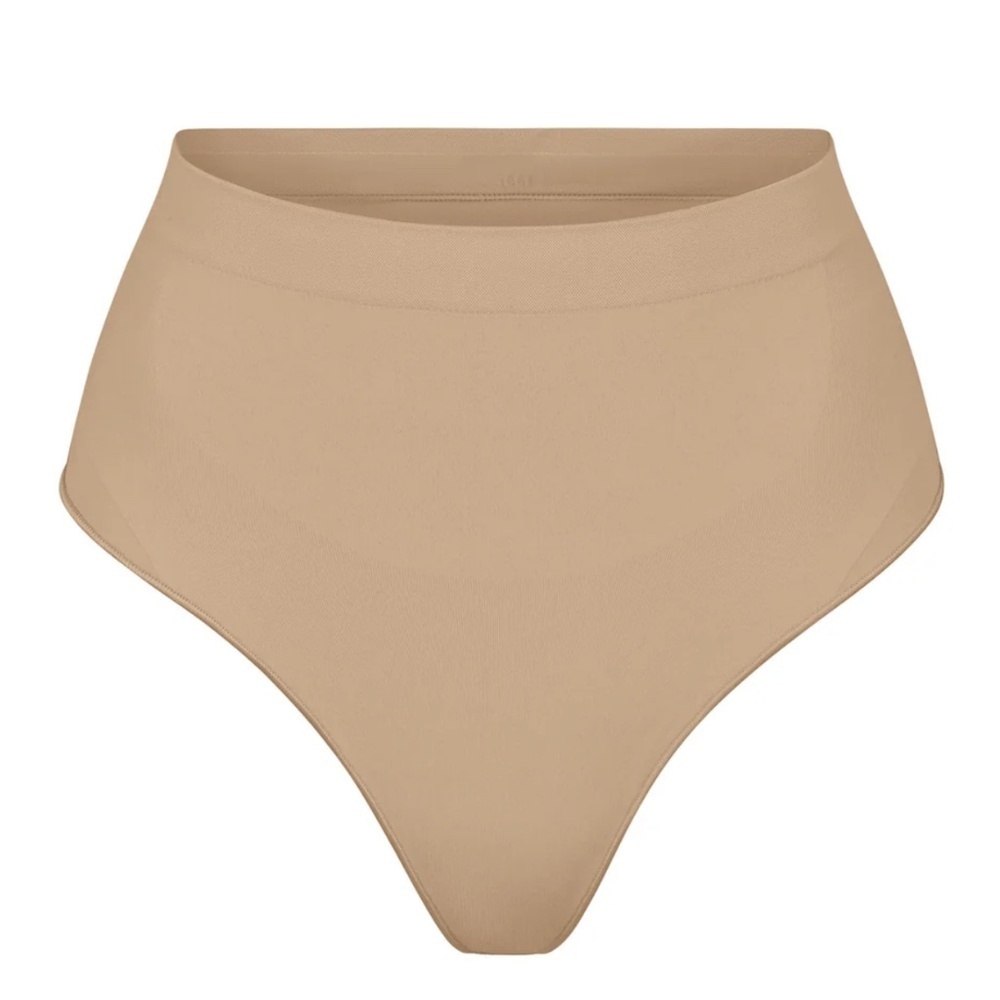 NEW Skims Seamless Sculpt Mid Waist Thong Clay Size M